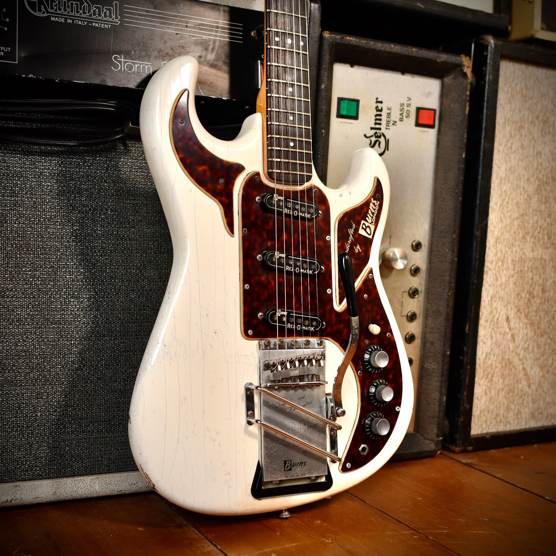 Burns Hank Marvin Signature White 1965